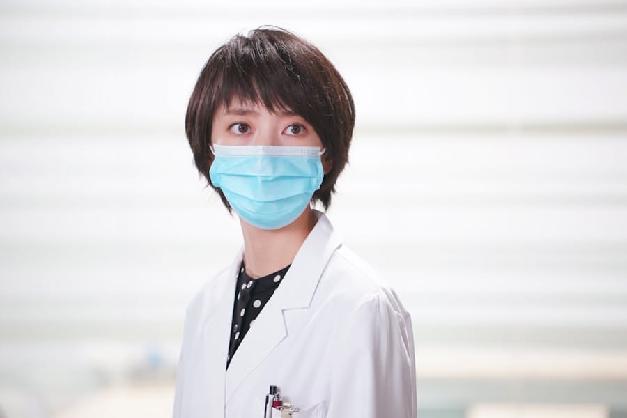 マスク姿のヒロイン 波瑠主演で連ドラに 日本経済新聞