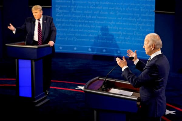 トランプ米大統領(左)と民主党のバイデン前副大統領の初のテレビ討論会は酷評されている=ロイター