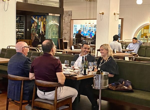 ニューヨーク市では30日、市民らが約半年ぶりに解禁となった屋内での食事を楽しんだ