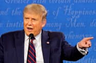 トランプ米大統領は討論会で白人至上主義を明確に非難しなかった(29日、中西部オハイオ州)=ロイター トランプ米大統領は討論会で白人至上主義を明確に非難しなかった(29日、中西部オハイオ州)=ロイター