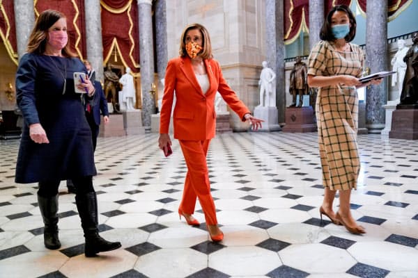 ペロシ下院議長ら民主党議会指導部は2兆ドル規模の追加経済対策を取りまとめた(30日、米連邦議会)=ロイター