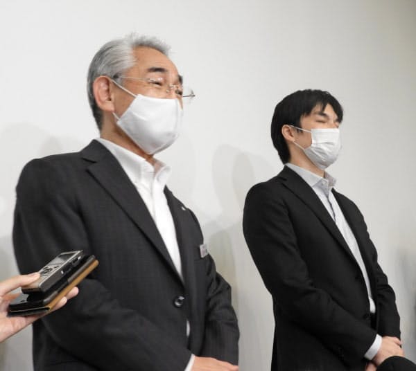 住民説明会を終えた寿都町の片岡春雄町長(左、9月29日)