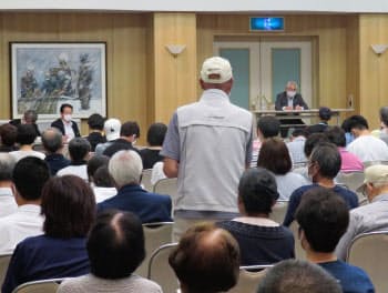 北海道寿都町で開かれた「核のごみ」説明会で意見を述べる男性町民(9月10日夜)