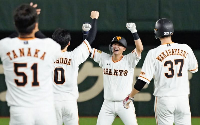 かつて仁志さんがレギュラーで活躍したポジション、巨人の二塁を現在は吉川尚(右から2人目)が守る=共同 かつて仁志さんがレギュラーで活躍したポジション、巨人の二塁を現在は吉川尚(右から2人目)が守る=共同