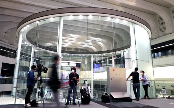 システム障害が発生した東京証券取引所(1日午前、東京都中央区)