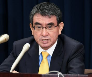 インタビューに答える河野太郎行政改革・規制改革相(1日、東京・永田町)