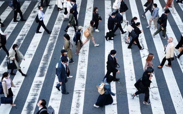 マスク姿で職場に向かう人たち(大阪市北区)