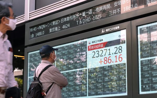 東証で取引が再開し、値が表示された株価ボード(2日午前、東京都中央区)