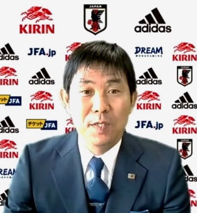 日本代表の発表を受け、オンラインで記者会見する森保監督(1日)=共同