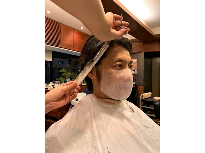 透ける素材を使用した美容院用マスク エレグランス 日本経済新聞