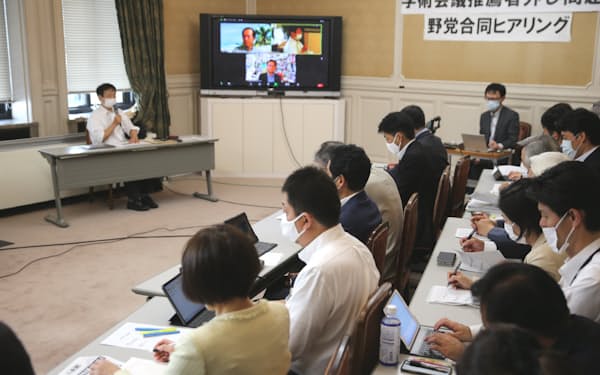 日本学術会議の会員に任命されなかった大学教授(左)らに質問する野党議員ら（2日、国会内）