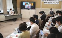 日本学術会議の会員に任命されなかった大学教授(左)らに質問する野党議員ら（2日、国会内）