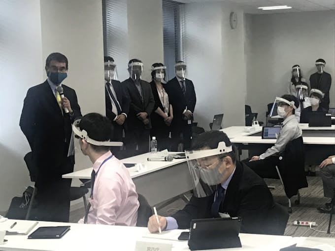 長時間労働 危機的 河野氏 実態調査の意向 日本経済新聞