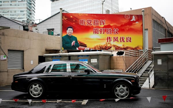 習指導部が掲げるスローガン。内容は「党の指揮に従え。戦って勝てる能力を身に付けよ。仕事ぶりをさらに良くせよ」（上海市内）=ロイター