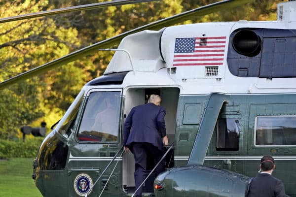 ワシントン郊外の病院へと向かうためヘリコプターに乗り込むトランプ米大統領(2日)=AP