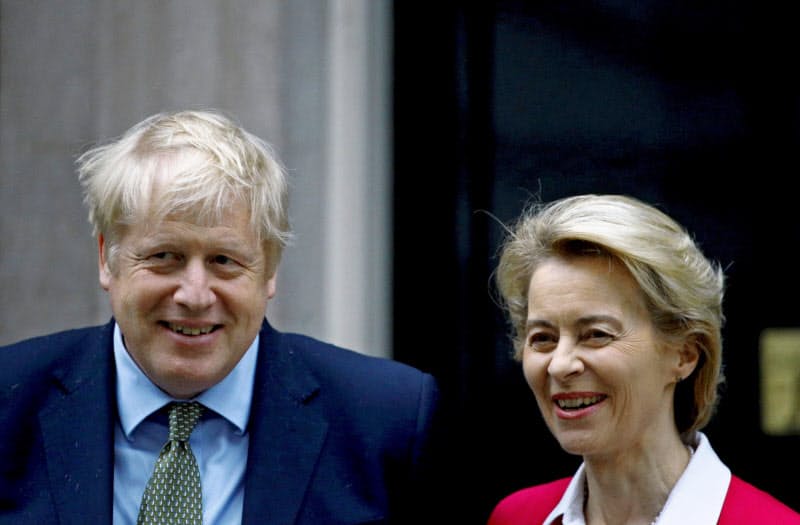 ジョンソン英首相(左)とフォンデアライエン欧州委員長はFTA交渉を続けることで合意した(写真は1月)=ロイター ジョンソン英首相(左)とフォンデアライエン欧州委員長はFTA交渉を続けることで合意した(写真は1月)=ロイター