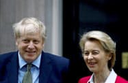 ジョンソン英首相(左)とフォンデアライエン欧州委員長はFTA交渉を続けることで合意した(写真は1月)=ロイター ジョンソン英首相(左)とフォンデアライエン欧州委員長はFTA交渉を続けることで合意した(写真は1月)=ロイター