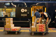 「ウエストエクスプレス銀河」で運ばれてきた荷物は大阪駅の11番線ホームで降ろされた 「ウエストエクスプレス銀河」で運ばれてきた荷物は大阪駅の11番線ホームで降ろされた