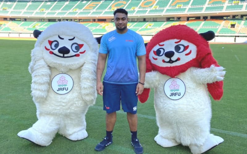 日本代表のヘル・ウベと一緒にイベントに登場した日本ラグビー協会のマスコット「レンジー」=(C)JRFU 日本代表のヘル・ウベと一緒にイベントに登場した日本ラグビー協会のマスコット「レンジー」=(C)JRFU