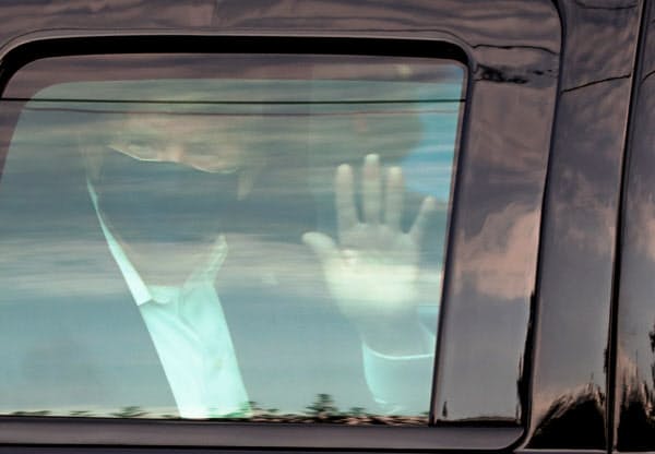 4日、マスクを着用し、車で一時外出したトランプ米大統領(ワシントン郊外)=ロイター