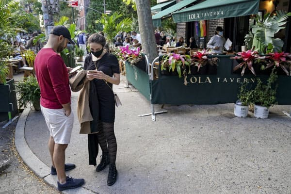 レストランは持ち帰り以外の飲食が禁止される見通し(3日、ニューヨーク)=AP