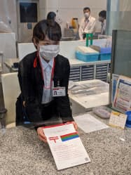 窓口を訪れた顧客に謝罪のチラシを配布する(5日、東京・千代田) 窓口を訪れた顧客に謝罪のチラシを配布する(5日、東京・千代田)