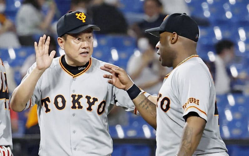 原監督(左)率いる巨人は積極的な選手の入れ替えで戦力強化に成功。右は6月に移籍してきたウィーラー=共同 原監督(左)率いる巨人は積極的な選手の入れ替えで戦力強化に成功。右は6月に移籍してきたウィーラー=共同