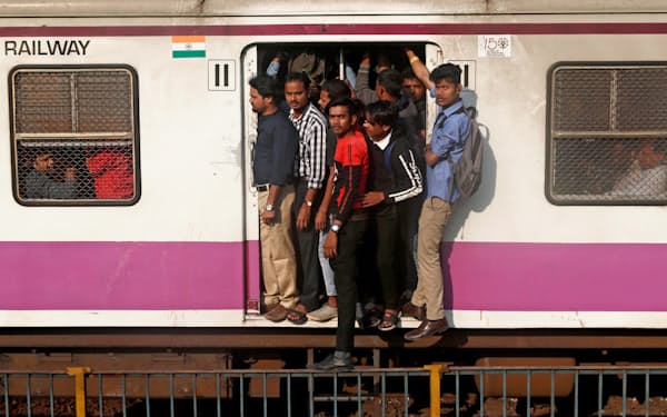 インド鉄道は乗客の多い一部路線を民間に開放する（2月、ムンバイ）=ロイター