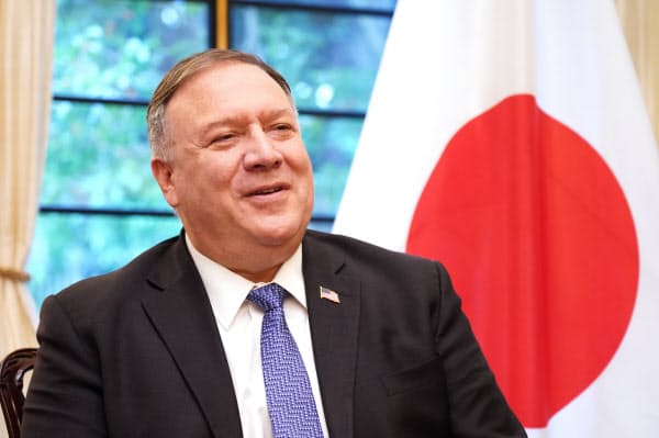 インタビューに応じるポンペオ米国務長官(6日、東京都港区の米大使公邸)