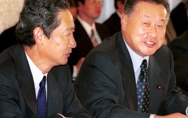 政府は2000年、ソニーCEOだった出井伸之氏（左）を議長とする会議でIT戦略を打ち出した（右は当時の森喜朗首相）