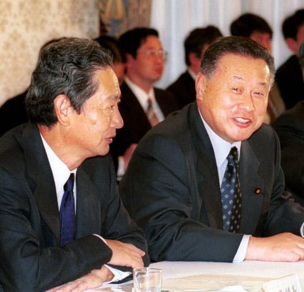 政府は2000年、ソニーCEOだった出井伸之氏（左）を議長とする会議でIT戦略を打ち出した（右は当時の森喜朗首相）