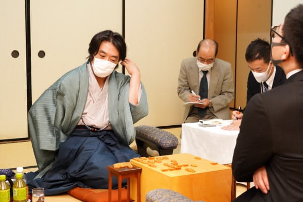 対戦成績を2勝2敗とした挑戦者の久保利明九段(左)(6日、神戸市中央区)