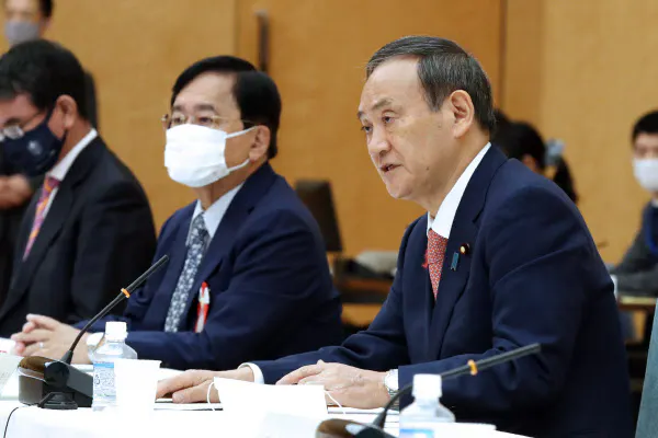 規制改革推進会議であいさつする菅首相。左隣は小林議長(7日午前、首相官邸)
