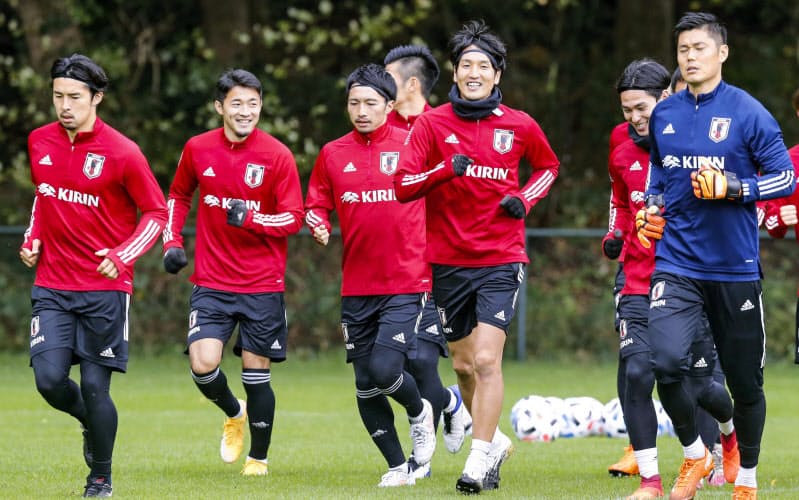 カメルーン戦へ向け、調整する日本代表の選手たち=共同 カメルーン戦へ向け、調整する日本代表の選手たち=共同
