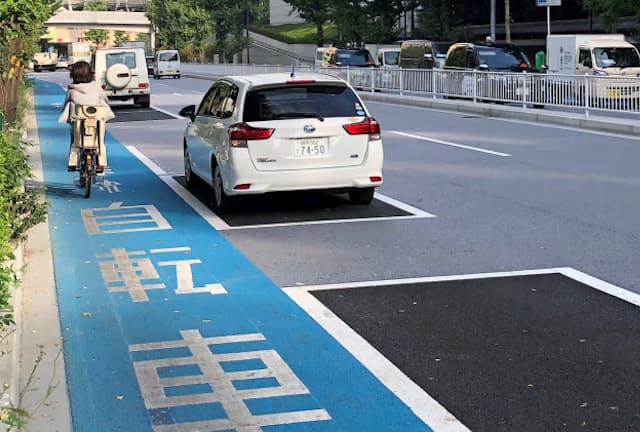 車の駐車位置をセンターライン寄りにし、自転車の走行を妨げないようにした自転車専用レーン（10月、東京都文京区）