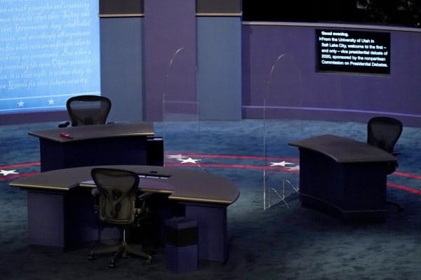 透明な仕切りが設置された討論会のステージ(7日、ソルトレイクシティー)=AP