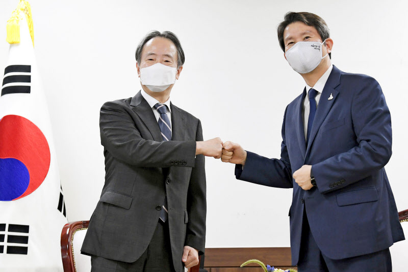 韓国の李仁栄統一相(右)は民族派学生運動のリーダーだった(9月1日、ソウルでの冨田浩司駐韓大使との会談)=共同 韓国の李仁栄統一相(右)は民族派学生運動のリーダーだった(9月1日、ソウルでの冨田浩司駐韓大使との会談)=共同