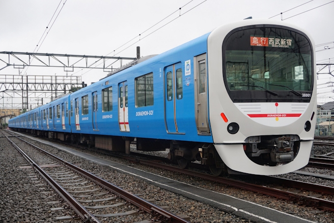 新型コロナ 西武鉄道 ドラえもん列車 運行 連載50周年記念 日本経済新聞