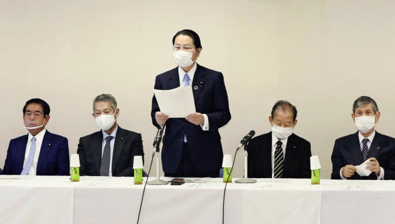 自民党の憲法改正推進本部の役員会に出席した衛藤征士郎本部長(中央)ら(8日、自民党本部)=共同 自民党の憲法改正推進本部の役員会に出席した衛藤征士郎本部長(中央)ら(8日、自民党本部)=共同