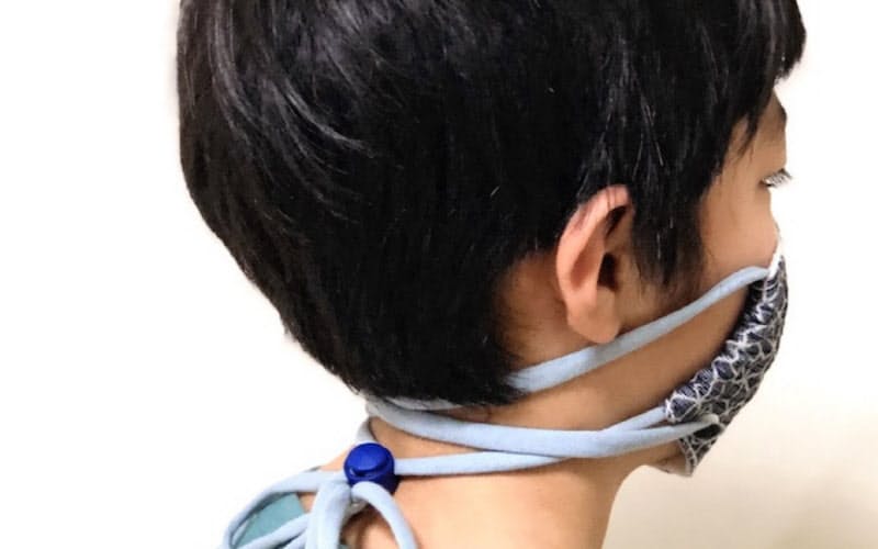 耳にひもをかけずに着けられる小耳症の子ども向けマスク(石嶋瑞穂さん提供) 耳にひもをかけずに着けられる小耳症の子ども向けマスク(石嶋瑞穂さん提供)
