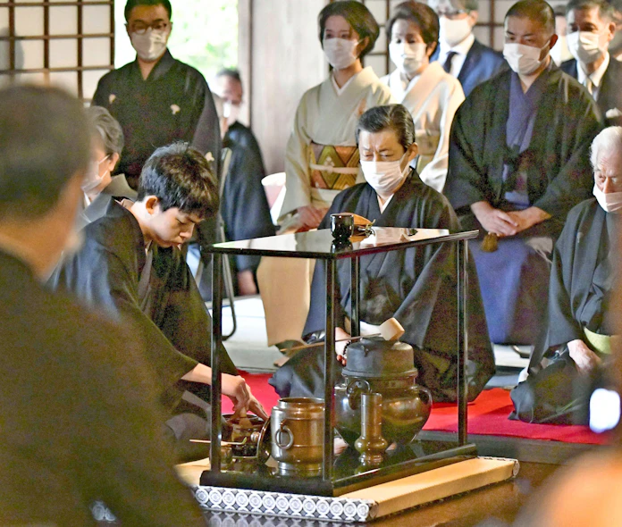 若宗匠 継承の献茶式 裏千家次期家元の敬史氏 日本経済新聞 若宗匠 継承の献茶式 裏千家次期家元の敬史氏 日本経済新聞