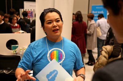 LGBTQの採用イベントでアウトフォースメンバーとして活動する岡林さん