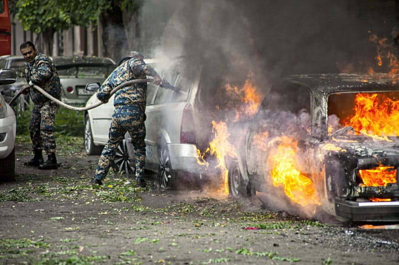 ナゴルノカラバフ紛争の被害は民間人にも拡大している(4日、アゼルバイジャン軍の攻撃で炎上する乗用車)=AP ナゴルノカラバフ紛争の被害は民間人にも拡大している(4日、アゼルバイジャン軍の攻撃で炎上する乗用車)=AP