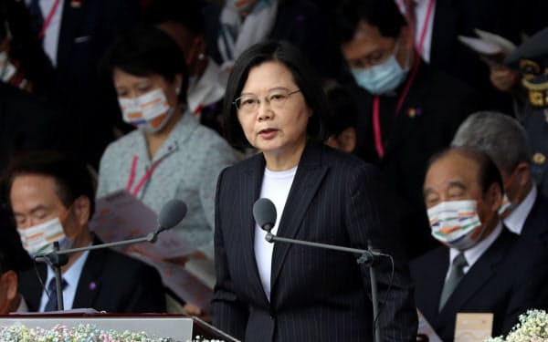 中国を念頭に軍事力強化の重要性を示した、台湾の蔡英文総統(10日、台北市)=ロイター