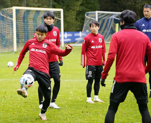 サッカー日本代表 次戦へ向け練習 13日にコートジボワールと 日本経済新聞