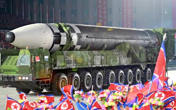 10日未明に平壌で行われた軍事パレードに登場した新型大陸間弾道ミサイルとみられる兵器。10日付の北朝鮮の労働新聞が掲載した（コリアメディア提供・共同）