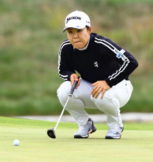 第3ラウンド、通算1アンダーで10位に浮上した畑岡奈紗(10日、アロニミンクGC)=共同