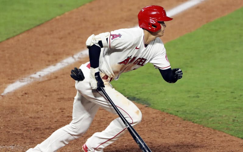 大谷は試合中にビデオ映像を「すごく見る」と話す=共同 大谷は試合中にビデオ映像を「すごく見る」と話す=共同
