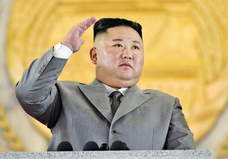 平壌の金日成広場で開催した軍事パレードを閲兵する金正恩委員長。これに先立つ演説では時に涙ぐむ場面もあった(10日)=朝鮮中央通信・共同 平壌の金日成広場で開催した軍事パレードを閲兵する金正恩委員長。これに先立つ演説では時に涙ぐむ場面もあった(10日)=朝鮮中央通信・共同
