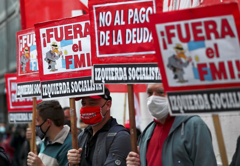 IMFの訪問に抗議するアルゼンチン国民(6日、ブエノスアイレス)=ロイター IMFの訪問に抗議するアルゼンチン国民(6日、ブエノスアイレス)=ロイター